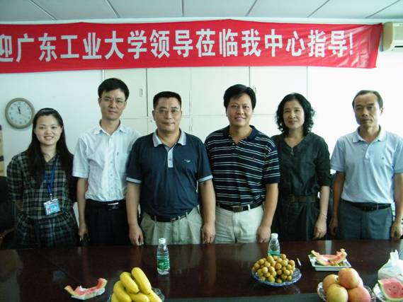 广东工业大学谢光汉院长（左三）张思珍（右二）前来我中心指导工作
