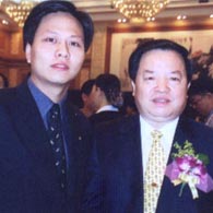 国家工商管理总局局长周伯华（右）亲切接见刘邵华校长