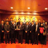 与广东省领导前往香港考察时合影(后排左四)