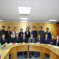 与广东省领导前往澳门考察时合影(前排左二)