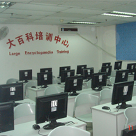 宽敞明亮的计算机教室
